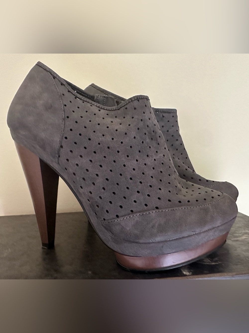 Grey faux suede platform ankle boots 8.5 wooden high heels mesh look pattern